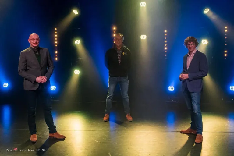 Optreden in kleurrijk podiumlicht, Cultuurnacht 2021