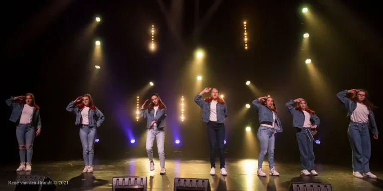 Dansgroep op het podium, Cultuurnacht 2021