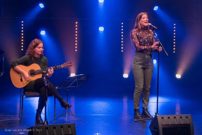 Akoestisch duo op het podium, Cultuurnacht 2021